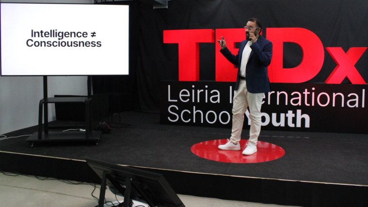Fabiano Cruz em pé no palco do TEDx Leiria, durante a sua palestra.